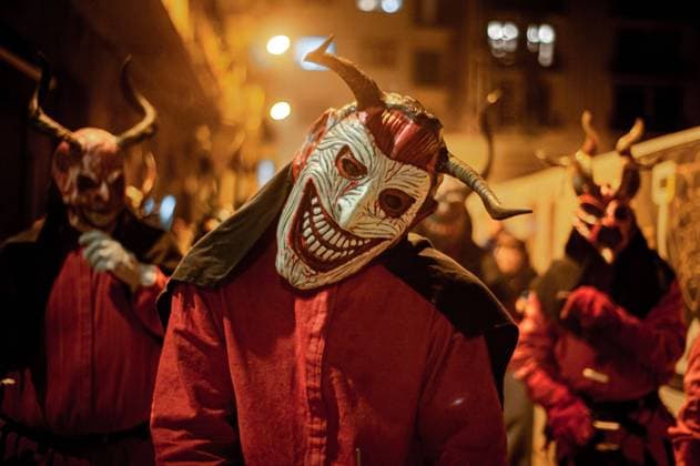 Bilder des Jahres 2025, News 01 Januar News Themen der Woche KW04 January 25, 2025, Barcelona, Spain: Traditional catalan devils wearing diabolic masks are seen during the festival of Els Foguerons in the Garcia quarter of Barcelona. The Festival of Els Foguerons de sa Pobla is a Mallorcan celebration held in the Gracia district of Barcelona since 1993 featuring Catalan folklore with traditional characters like devils and correfocs Barcelona Spain - ZUMAb137 20250125_fap_b137_005 Copyright: xJordixBoixareux