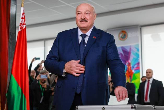 Bilder des Jahres 2025, News 01 Januar News Themen der Woche KW04 News Bilder des Tages BELARUS, MINSK - JANUARY 26, 2025: Belarus President Alexander Lukashenko casts his ballot during the 2025 Belarusian presidential election at a polling station. There are five candidates in the election: Oleg Gaidukevich of the Liberal Democratic Party of Belarus, entrepreneur Anna Kanopatskaya, incumbent president Alexander Lukashenko, Sergei Syrankov of the Communist Party of Belarus and Alexander Khizhnyak of the Republican Party of Labour and Justice. Vladimir Smirnov TASS  77767165