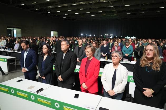 Ausserordentliche Bundesdelegiertenkonferenz von BUENDNIS 90 DIE GRUENEN Die Delegierte auf dem Parteitag halten eine Schweigeminute ab fuer die Opefer des Anschlag von Aschaffenburg bei der Ausserordentlichen Bundesdelegiertenkonferenz 2025 von BUENDNIS 90 DIE GRUENEN im Berliner CityCube , Berlin, 26.01.2025 Berlin Berlin Deutschland *** Extraordinary Federal Delegates Conference of BUENDNIS 90 DIE GRUENEN The delegates at the party conference hold a minutes silence for the victims of the Aschaffenburg attack at the Extraordinary Federal Delegates Conference 2025 of BUENDNIS 90 DIE GRUENEN in Berlin CityCube , Berlin, 26 01 2025 Berlin Berlin Germany