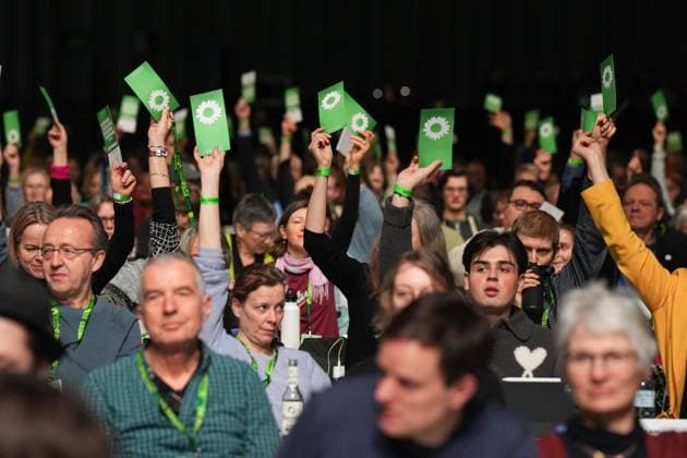 Ausserordentliche Bundesdelegiertenkonferenz von BUENDNIS 90 DIE GRUENEN Symbolbild und Themenbild Abstimmung der Delegierten und Zustimmung fuer einen Antrag bei der Ausserordentlichen Bundesdelegiertenkonferenz 2025 von BUENDNIS 90 DIE GRUENEN im Berliner CityCube , Berlin, 26.01.2025 Berlin Berlin Deutschland *** Extraordinary Federal Delegates Conference of BUENDNIS 90 DIE GRUENEN symbol image and theme image Voting of the delegates and approval of a motion at the Extraordinary Federal Delegates Conference 2025 of BUENDNIS 90 DIE GRUENEN in Berlin CityCube , Berlin, 26 01 2025 Berlin Berlin Germany