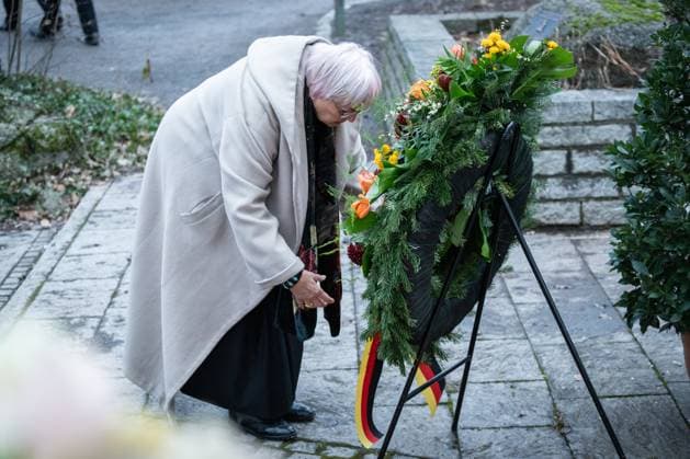 Aschaffenburg, Bavaria, Germany - January 26, 2025: Memorial service wreath-laying ceremony in Schöntal Park after knife attack in Aschaffenburg. Claudia Roth shows silent sympathy at the memorial service. With a respectful attitude and a moment of reflection, she lays a wreath to honor and remember the victims. *** Gedenkfeier Kranzniederlegung im Schöntal Park nach Messerangriff in Aschaffenburg. Claudia Roth zeigt stille Anteilnahme bei der Gedenkfeier. Mit respektvoller Haltung und einem Moment der Besinnung legt sie einen Kranz nieder, um die Opfer zu würdigen und ihrer zu gedenken.