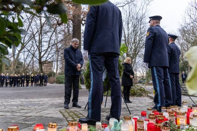 Aschaffenburg, Bavaria, Germany - January 26, 2025: Memorial service wreath-laying ceremony in Schöntal Park after knife attack in Aschaffenburg. Markus Söder and Nancy Faeser silently commemorate the victims, surrounded by candles and wreaths. The arrangement of the candles in the foreground emphasizes the symbolic depth and the respectful setting of the memorial service. *** Gedenkfeier Kranzniederlegung im Schöntal Park nach Messerangriff in Aschaffenburg. Markus Söder und Nancy Faeser gedenken still der Opfer, umgeben von Kerzen und Kränzen. Die Anordnung der Kerzen im Vordergrund betont die symbolische Tiefe und den respektvollen Rahmen der Gedenkfeier.