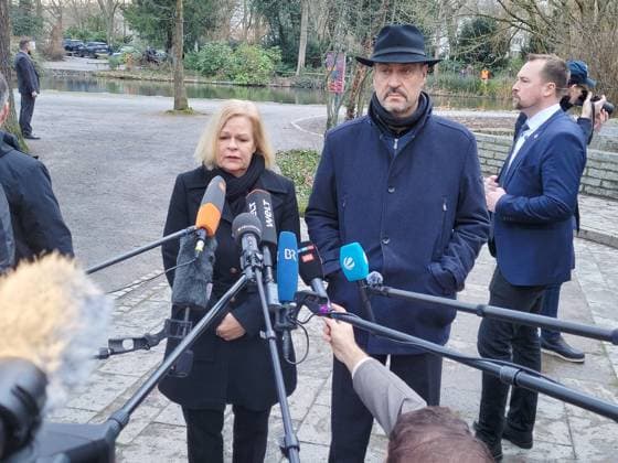 Gedenken an die Opfer von Aschaffenburg Aschaffenburg, 26.1.2025 Marcus Söder und Nancy Faeser bei der Kranzniederlage am Tatort in Aschaffenburg Bayern Deutschland Copyright: xMatthiasxGränzdörferx