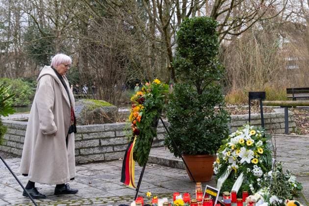 Aschaffenburg, Bavaria, Germany - January 26, 2025: Claudia Roth (Greens), Minister of State for Culture and the Media, at the federal government s wreath of mourning at the memorial service in Schöntalpark Aschaffenburg after the knife attack *** Claudia Roth (Grüne), Staatsministerin für Kultur und Medien, am Trauerkranz der Bundesregierung bei der Gedenkfeier im Schöntalpark Aschaffenburg nach der Messerattacke