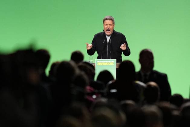 News Themen der Woche KW04 Ausserordentliche Bundesdelegiertenkonferenz von BUENDNIS 90 DIE GRUENEN Kanzlerkandidat Robert Habeck lautstark und kaempferisch bei seiner Rede bei der Ausserordentlichen Bundesdelegiertenkonferenz 2025 von BUENDNIS 90 DIE GRUENEN im Berliner CityCube , Berlin, 26.01.2025 Berlin Berlin Deutschland *** Extraordinary Federal Delegates Conference of BUENDNIS 90 DIE GRUENEN Chancellor candidate Robert Habeck loud and combative during his speech at the Extraordinary Federal Delegates Conference 2025 of BUENDNIS 90 DIE GRUENEN in Berlin CityCube , Berlin, 26 01 2025 Berlin Berlin Germany