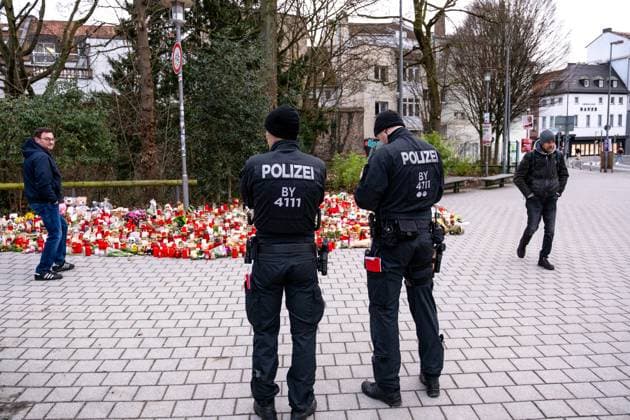 Aschaffenburg Nach der Messerattacke in Aschaffenburg. Zwei Polizisten stehen am Eingang vom Park Schöntal, im Hintergrund sind Trauerkerzen, Blumen und Kuscheltiere nachdem am 22. Januar 2025 in Aschaffenburg zwei Menschen, darunter ein Kind, bei einem Messerangriff getötet wurden, 26.01.2025. *** Aschaffenburg After the knife attack in Aschaffenburg Two police officers stand at the entrance to Schöntal Park, in the background are mourning candles, flowers and cuddly toys after two people, including a child, were killed in a knife attack in Aschaffenburg on January 22, 2025, 26 01 2025 Copyright: xEibner-Pressefoto FlorianxWiegandx EP_FWD
