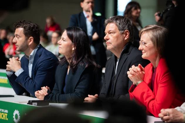 Ausserordentliche Bundesdelegiertenkonferenz von BUENDNIS 90 DIE GRUENEN Felix Banaszak, Parteivorsitzendermit Annalena Baerbock, Aussenministerin , Kanzlerkandidat Robert Habeck und Franziska Brantner bei der Ausserordentlichen Bundesdelegiertenkonferenz 2025 von BUENDNIS 90 DIE GRUENEN im Berliner CityCube , Berlin, 26.01.2025 Berlin Berlin Deutschland *** Extraordinary Federal Delegates Conference of BUENDNIS 90 DIE GRUENEN Felix Banaszak, Party Chairmanwith Annalena Baerbock, Foreign Minister , Chancellor candidate Robert Habeck and Franziska Brantner at the Extraordinary Federal Delegates Conference 2025 of BUENDNIS 90 DIE GRUENEN in Berlin CityCube , Berlin, 26 01 2025 Berlin Berlin Germany