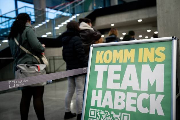 Ausserordentliche Bundesdelegiertenkonferenz von BUENDNIS 90 DIE GRUENEN Impressionen vom Ausserordentlichen Bundesdelegiertenkonferenz 2025 von BUENDNIS 90 DIE GRUENEN im CityCube Berlin mit Komm ins Team Habeck Berlin Berlin Deutschland *** Extraordinary Federal Delegates Conference of BUENDNIS 90 DIE GRUENENEN Impressions from the Extraordinary Federal Delegates Conference 2025 of BUENDNIS 90 DIE GRUENEN at CityCube Berlin with Komm ins Team Habeck Berlin Berlin Germany