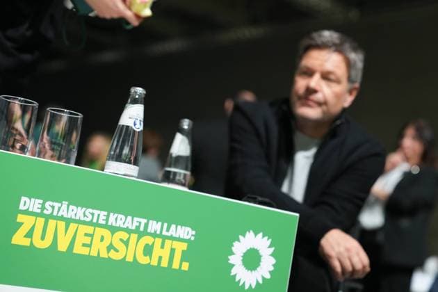 Ausserordentliche Bundesdelegiertenkonferenz von BUENDNIS 90 DIE GRUENEN Kanzlerkandidat Robert Habeck in der Unschaerfe vor dem Slogan der Pratei - Zuversicht - bei der Ausserordentlichen Bundesdelegiertenkonferenz 2025 von BUENDNIS 90 DIE GRUENEN im Berliner CityCube , Berlin, 26.01.2025 Berlin Berlin Deutschland *** Extraordinary Federal Delegates Conference of BUENDNIS 90 DIE GRUENEN Chancellor candidate Robert Habeck in front of the slogan of the Pratei Confidence at the Extraordinary Federal Delegates Conference 2025 of BUENDNIS 90 DIE GRUENEN in Berlin CityCube , Berlin, 26 01 2025 Berlin Berlin Germany