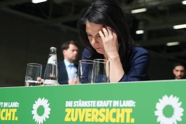 Ausserordentliche Bundesdelegiertenkonferenz von BUENDNIS 90 DIE GRUENEN Annalena Baerbock arbeitet konzentriert anihrer Rede bei der Ausserordentlichen Bundesdelegiertenkonferenz 2025 von BUENDNIS 90 DIE GRUENEN im Berliner CityCube , Berlin, 26.01.2025 Berlin Berlin Deutschland *** Extraordinary Federal Delegates Conference of BUENDNIS 90 DIE GRUENENEN Annalena Baerbock concentrates on her speech at the Extraordinary Federal Delegates Conference 2025 of BUENDNIS 90 DIE GRUENEN in Berlin CityCube , Berlin, 26 01 2025 Berlin Berlin Germany