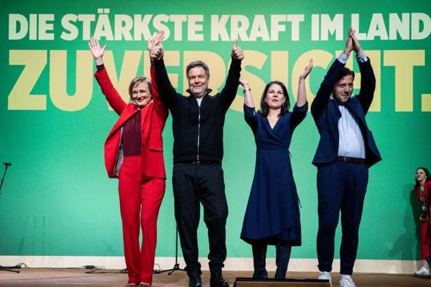 Bilder des Jahres 2025, News 01 Januar News Themen der Woche KW04 News Bilder des Tages Ausserordentliche Bundesdelegiertenkonferenz von BUENDNIS 90 DIE GRUENEN Felix Banaszak, Parteivorsitzender gemeinsam mit Annalena Baerbock, Aussenministerin , Kanzlerkandidat Robert Habeck und Franziska Brantner feiern sich zum Abschluss des Parteiprogramms zur Bundestagswahl im Rahmen der Ausserordentlichen Bundesdelegiertenkonferenz 2025 von BUENDNIS 90 DIE GRUENEN im CityCube Berlin , Berlin, 26.01.2025 Berin Berlin Deutschland *** Extraordinary Federal Delegates Conference of BUENDNIS 90 DIE GRUENEN Felix Banaszak, Party Chairman together with Annalena Baerbock, Foreign Minister , Chancellor candidate Robert Habeck and Franziska Brantner celebrate the conclusion of the party program for the federal election at the Extraordinary Fede