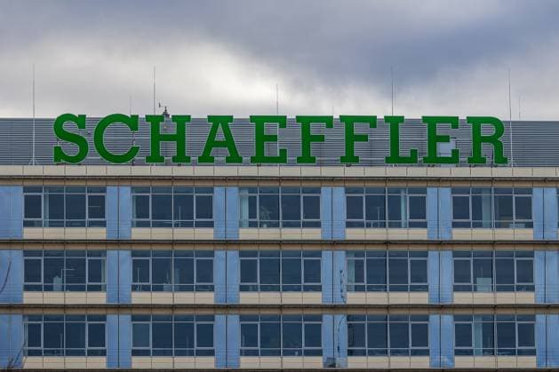 Schaeffler Unternehmenszentrale, Herzogenaurach, 26.01.2025 Logo der Schaeffler AG auf dem Dach der Unternehmenszentrale in Herzogenaurach. Schaeffler ist ein global agierender Konzern und ein führender Anbieter in den Bereichen Automobil- und Industrieanwendungen. Das Unternehmen ist bekannt für seine Innovationen in Präzisionstechnik, Antriebssystemen und nachhaltiger Mobilität und zählt zu den bedeutenden Arbeitgebern der Region. Herzogenaurach Bayern Deutschland *** Schaeffler corporate headquarters, Herzogenaurach, 26 01 2025 Schaeffler AG logo on the roof of the corporate headquarters in Herzogenaurach Schaeffler is a globally active group and a leading supplier in the fields of automotive and industrial applications The company 20250126-6V2A6683-M4000