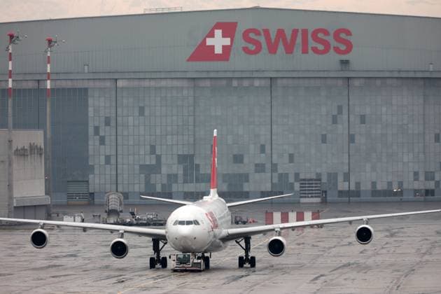 Ein Passagierflugzeug der Schweizer Fluggesellschaft Swiss vom Typ Airbus A340-323 auf dem Flughafen Zürich (ZRH). Im Hintergrund die Werfthalle der Swiss. Ein Passagierflugzeug der Schweizer Fluggesellschaft Swiss vom Typ Airbus A340-323 auf dem Flughafen Zürich (ZRH). Im Hintergrund die Werfthalle der Swiss. Zürich Kanton Zürich Schweiz *** An Airbus A340 323 passenger aircraft of the Swiss airline Swiss at Zurich Airport ZRH In the background, the Swiss hangar An Airbus A340 323 passenger aircraft of the Swiss airline Swiss at Zurich Airport ZRH In the background, the Swiss hangar Zurich Canton Zurich Switzerland