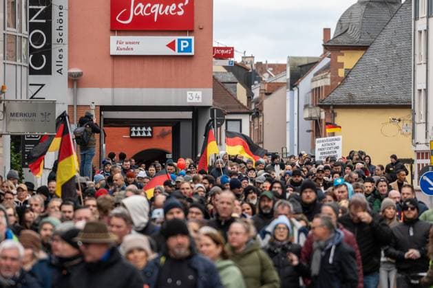 Aschaffenburg, Bavaria, Germany - January 26, 2025: Commemoration of the victims and their relatives in Aschaffenburg, demonstration and march after knife attack against current government and political actions. 3000 people take to the streets against the left *** Gedenken an die Opfer und ihre Angehörigen in Aschaffenburg, Demonstration und Marsch nach Messerattacke gegen aktuelle Regierung und politisches Handeln. 3000 Menschen gehen auf die Straße gegen Links