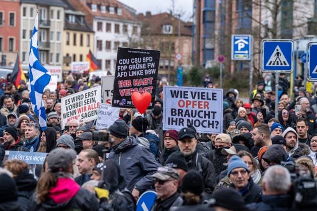 Aschaffenburg, Bavaria, Germany - January 26, 2025: Commemoration of the victims and their relatives in Aschaffenburg, demonstration and march after knife attack against current government and political actions. 3000 people take to the streets against the left *** Gedenken an die Opfer und ihre Angehörigen in Aschaffenburg, Demonstration und Marsch nach Messerattacke gegen aktuelle Regierung und politisches Handeln. 3000 Menschen gehen auf die Straße gegen Links