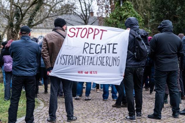 Aschaffenburg, Bavaria, Germany - January 26, 2025: Demo against right-wing extremism in Aschaffenburg, counter-demonstration after knife attack against right-wing extremism. The poster reads: Stop right-wing instrumentalization - heart instead of agitation. *** Demo gegen Rechts in Aschaffenburg, Gegendemonstration nach Messerattacke gegen Rechtsextremismus. Auf dem Plakat steht: Stoppt rechte Instrumentalisierung Herz statt Hetze.