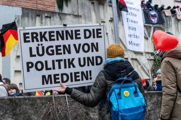 Aschaffenburg, Bavaria, Germany - January 26, 2025: Demonstration and march after knife attack against current government and political action. A demonstrator holds a sign with the slogan: Recognize the lies of politics and the media! The slogan indicates mistrust of institutions and media reporting *** Demonstration und Marsch nach Messerattacke gegen aktuelle Regierung und politisches Handeln. Ein Demonstrierender hält ein Schild mit der Aufschrift: Erkenne die Lügen von Politik und Medien!. Der Slogan deutet auf Misstrauen gegenüber Institutionen und Medienberichterstattung hin