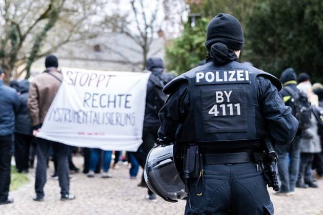 Aschaffenburg, Bavaria, Germany - 26 January 2025: Police officers secure the area during a demonstration in Aschaffenburg protesting against right-wing ideologies and right-wing instrumentalization of acts of violence. The officers are focused on ensuring the safety and peaceful conduct of the demonstration. *** Polizeikräfte sichern den Bereich während einer Demonstration in Aschaffenburg, die gegen rechte Ideologien und rechte Instrumentalisierung von Gewalttaten protestiert. Die Beamten stehen im Fokus, um die Sicherheit und den friedlichen Ablauf der Kundgebung zu gewährleisten.