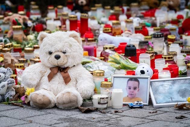 Aschaffenburg, Bavaria, Germany - January 26, 2025: Memorial with cuddly toys, candles and a photo of Yannis, erected after the knife attack in Aschaffenburg, as a sign of mourning and remembrance *** Gedenkstätte mit Kuscheltieren, Kerzen und einem Foto von Yannis, errichtet nach der Messerattacke in Aschaffenburg, als Zeichen der Trauer und Erinnerung