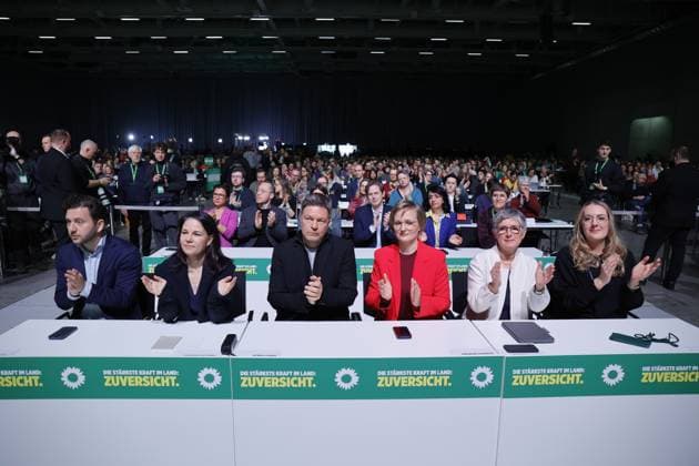 Felix Banaszak, Annalena Baerbock, Robert Habeck, Vizekanzler, Bundesminister für Wirtschaft und Klimaschutz, Dr. Franziska Brantner, Britta Haßelmann, Katharina Dröge, Deutschland, Berlin, Außerordentliche Bundesdelegiertenkonferenz von BÜNDNIS 90 DIE GRÜNEN *** Felix Banaszak, Annalena Baerbock, Robert Habeck, Vice-Chancellor, Federal Minister for Economic Affairs and Climate Protection, Dr Franziska Brantner, Britta Haßelmann, Katharina Dröge, Germany, Berlin, Extraordinary Federal Delegates Conference of Alliance 90 the Greens