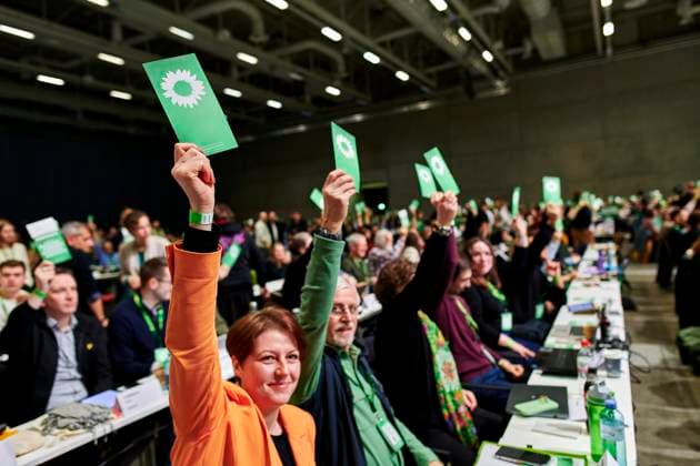 Bundesdelegiertenkonferenz 2025: Abstimmung EUR, Deutschland, Berlin, 26.01.2025: Die Delegierten stimmen über die jeweiligen Anträge ab. Auf der Außerordentlichen Bundesdelegiertenkonferenz 2025 wird über das Bundestagswahlprogramm abgestimmt. Verlangt wird ein Klimageld, Mindestlohn, Deutschlandticket sowie Steuerentlastungen für kleinere und mittlere Einkommen. *** Federal Delegates Conference 2025 Vote EUR, Germany, Berlin, 26 01 2025 The delegates vote on the respective motions At the Extraordinary Federal Delegates Conference 2025, the Bundestag election manifesto is put to the vote Climate money, minimum wage, Germany ticket and tax relief for small and medium incomes are demanded