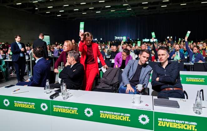 Bundesdelegiertenkonferenz 2025: Abstimmung EUR, Deutschland, Berlin, 26.01.2025: Lsa Paus, Robert Habeck und Franziska Brantner.Die Delegierten stimmen über die jeweiligen Anträge ab. Auf der Außerordentlichen Bundesdelegiertenkonferenz 2025 wird über das Bundestagswahlprogramm abgestimmt. Verlangt wird ein Klimageld, Mindestlohn, Deutschlandticket sowie Steuerentlastungen für kleinere und mittlere Einkommen. *** Federal Delegates Conference 2025 Vote EUR, Germany, Berlin, 26 01 2025 Lsa Paus, Robert Habeck and Franziska Brantner The delegates vote on the respective motions At the Extraordinary Federal Delegates Conference 2025, the Bundestag election manifesto is put to the vote Climate money, minimum wage, Germany ticket and tax r