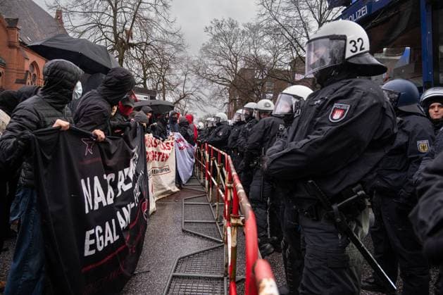 Bilder des Jahres 2025, News 01 Januar News Themen der Woche KW04 News Bilder des Tages Anti-AfD (Far-right Alternative Für Deutschland Party) Demonstration Demonstrators hold an anti-far-right Alternative fur Deutschland (AfD) party banner in the streets of Harburg, Germany. AfD leader Tino Chrupalla speaks to an audience of 650 in Heimfeld. Thousands of participants demonstrate in front of the hall. Harburg Germany  Copyright: xAshkanxShabanix originalFilename: ashkan-antiafdf250126_npbRB.jpg