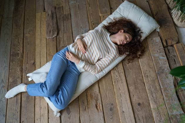IMAGO Creative, Gesellschaft, Leisure Sickness Schöne junge ruhige Frau schläft, Nickerchen während des Tages auf Matratze auf Holzboden in gemütlichen Haus Beautiful young calm Italian woman lying on mattress on wooden floor at home, peaceful Hispanic female sleeping, napping, getting some rest during day, top view, full length image. Napping Meditation ,model released, Symbolfoto Copyright: xZoonar.com DmitriixMarchenkox 22690611 ,model released, Symbolfoto ,property released