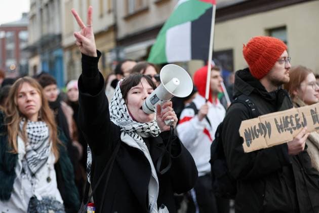Bilder des Jahres 2025, News 01 Januar News Themen der Woche KW04 News Bilder des Tages January 26, 2025, Krakow, Poland: A Pro-Palestinian protester chants through a megaphone during the Never Again for Anyone demonstration on the eve of the 80th anniversary of the Auschwitz concentration camp. Krakow Poland - ZUMAs197 20250126_aaa_s197_338 Copyright: xGrzegorzxWajdax