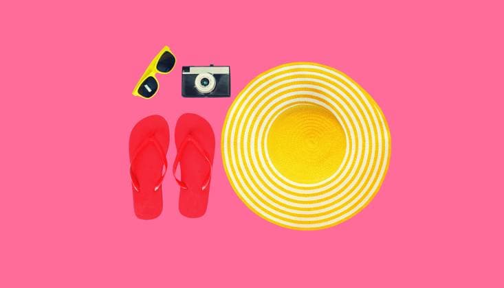 Sommerferien-Accessoire, gelber Strohhut mit Flip Flops, Filmkamera und Sonnenbrille Summer vacation, yellow straw beach hat with flip flops, film camera and sunglasses on colorful pink background, top view Copyright: xZoonar.com VeronikaxKornevax 22684864