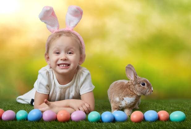 Nettes kleines Mädchen mit einem Kaninchen hat ein Ostern auf grünem Gras Hintergrund mit Kopie Raum. Cute little girl with a bunny rabbit has a easter at green grass background with copy space ,model released, Symbolfoto Copyright: xZoonar.com kutan.rux 22683100 ,model released, Symbolfoto ,property released