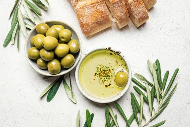 Olivenöl mit Oliven und Brot Olivenöl mit Oliven und Brot Copyright: xZoonar.com OksanaxBratanovax 22687615