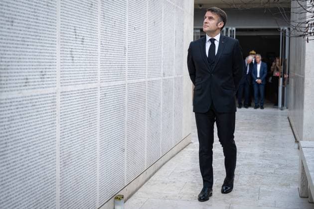 Bilder des Jahres 2025, News 01 Januar News Themen der Woche KW05 News Bilder des Tages President Macron At A Ceremony At The Memorial De La Shoah - Paris France s President Emmanuel Macro takes part in a ceremony at the Memorial de la Shoah, the Holocaust museum in Paris on January 27, 2025, as the world marks today the 80th anniversary of the liberation of Auschwitz with some few remaining survivors set to attend ceremonues at the site of the notorious Nazi death camp. Auschwitz was the largest of the extermination camps and has become a symbol of Nazi Germany s genocide of six million European Jews, one million of whom died at the site between 1940 and 1945, along with more than 100,000 non-Jews. Photo by Eric Tschaen Pool ABACAPRESS.COM Paris IDF France  Copyright: xTschaenxEric Pool ABACAx