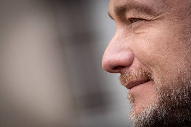 Christian Lindner, FDP-Parteivorsitzender und ehemaliger Bundesfinanzminister, während der Wahlkampfveranstaltung in Kiel, Schleswig-Holstein;Christian Lindner, FDP-Parteivorsitzender und ehemaliger Bundesfinanzminister, während der Wahlkampfveranstaltung in Kiel, Schleswig-Holstein, Kiel Schleswig-Holstein Deutschland Platz vor dem Rathaus *** Christian Lindner, FDP party chairman and former federal finance minister, during the election campaign event in Kiel, Schleswig Holstein Christian Lindner, FDP party chairman and former federal finance minister, during the election campaign event in Kiel, Schleswig Holstein, Kiel Schleswig Holstein Germany Square in front of the town hall