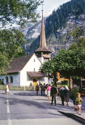 Menschen, die auf das Gebäude der reformierten Kirche im Dorf Kanderstag zugehen, Region Berner Oberland, Schweiz, Europa 1963 Evangelisch reformierte Kirche Kandersteg, Europa People walking towards the building of the Reformed Church in the village of Kanderstag, Bernese Oberland region, Switzerland, Europe 1963 Evangelical Reformed Church Kandersteg, Europe Copyright: imageBROKER IanxMurray iblimu12284248.jpg
