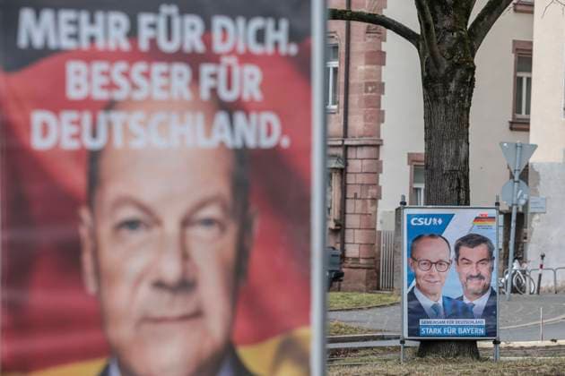 27.01.2025, Wahlplakate, Nürnberg: Wahlplakate zur Bundestagswahl 2025 in Nürnberg. Abgebildet sind die beiden Kanzlerkandidaten Olaf Scholz (SPD) und Friedrich Merz (CDU) sowie begleitend der bayerische CSU-Ministerpräsident Markus Söder. Die Szenerie steht sinnbildlich für das Kanzlerduell zwischen Olaf Scholz und Friedrich Merz, sowie für die Rolle von Markus Söder. Bayern Deutschland Bundestagswahlkampf Plakate Nürnberg-30 *** 27 01 2025, Election posters, Nuremberg Election posters for the 2025 federal election in Nuremberg Depicted are the two chancellor candidates Olaf Scholz SPD and Friedrich Merz CDU as well as the Bavarian CSU Minister President Markus Söder The scenery is symbolic for the chancellor duel between Olaf Sch