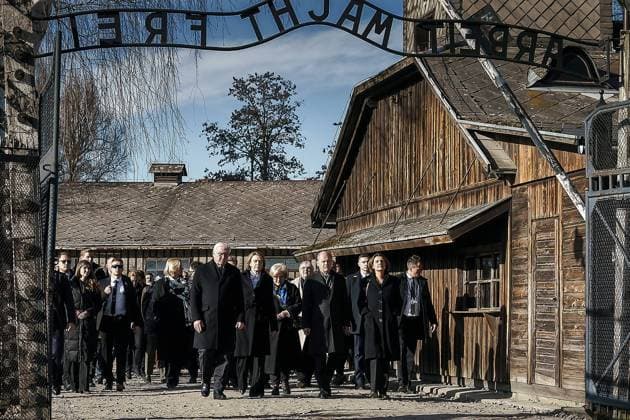 Bilder des Jahres 2025, News 01 Januar News Themen der Woche KW05 News Bilder des Tages Oswiecim, Kleinpolen (Malopolskie), Polen, 27.01.2025: Gedenkstätte KZ Auschwitz-Birkenau: Erinnerung an 80 Jahre Befreiung des Konzentrationslagers: Eine Delegation (u.a. mit Bundeskanzler Olaf Scholz (SPD) und Bundespräsident Frank-Walter Steinmeier) betritt das ehemalige Konzentrationslager durch das Tor mit dem Schriftzug Arbeit macht frei . *** Oswiecim, Lesser Poland Malopolskie , Poland, 27 01 2025 Auschwitz Birkenau concentration camp memorial commemorating 80 years since the liberation of the concentration camp A delegation including Federal Chancellor Olaf Scholz SPD and Federal President Frank Walter Steinmeier enters the former concentration camp through the gate with the slogan Arbeit macht frei (Work sets you free) Copyright: xDenzel,xJesco BPA dtsxNachrichtenagenturx dts_56668