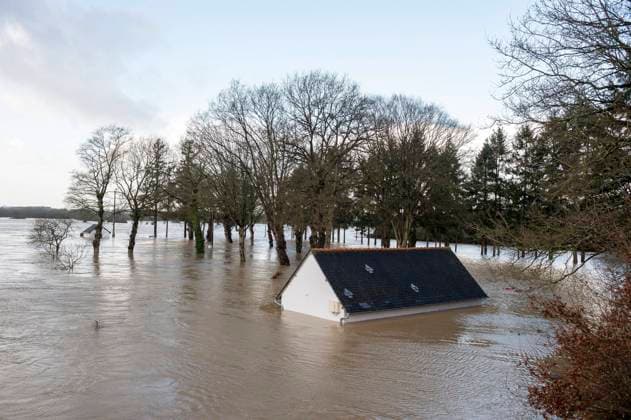 Bilder des Jahres 2025, News 01 Januar News Themen der Woche KW05 News Bilder des Tages TEMPETE HERMINIA PHOTOPQR OUEST FRANCE Mathieu Pattier GUIPRY MESSAC 27 01 2025 Innondations dans la commune de Guipry Messac Ille et Vilaine, inondue de la Vilaine Des habitants ont été contraint de leur domicile, les pompiers ont procédé a des évacuation à laide de barques Western France put on high alert as storm Herminia brings severe flooding Jan 27 2025 GUIPRY MESSAC France  Copyright: xPHOTOPQR OUESTxFRANCE MAXPPPxMathieuxPattierx 20250127OFR4939 20250127OFR4939