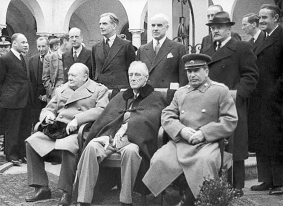Archivbilder der Woche KW05 Josef Stalin, Franklin Roosevelt and Winston Churchill 309681 04.02.1945 The leaders of the anti-Hitler coalition, from right, Chairman of the State Defence Committee, General Secretary of the All-Union Communist Party (bolsheviks), Chairman of the Council of People s Commissars Josef Stalin, American President Franklin Roosevelt and British Prime Minister Winston Churchill at the Crimean Conference of the leaders of the three Allied powers in the Second World War, Yalta February 4-11 1945. RIA Novosti Sputnik Yalta Krymskaya ASSR USSR  Copyright: xRIAxNovostix