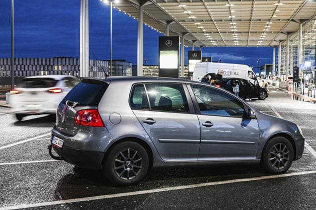 VW Golf has been parked directly in front of BER airport for over a year FOR EDITORIAL PURPOSES ONLY EDITORIAL USE ONLY p VW Golf has been parked directly in front of BER airport for over a year, photographed on 27 01 2025 in Berlin Berlin Berlin Copyright MaurizioxGambarini Copyright: MaurizioxGambarini doc7z3xj56vu0yg3gur6yd ,EDITORIAL USE ONLY Copyright: MaurizioxGambarini
