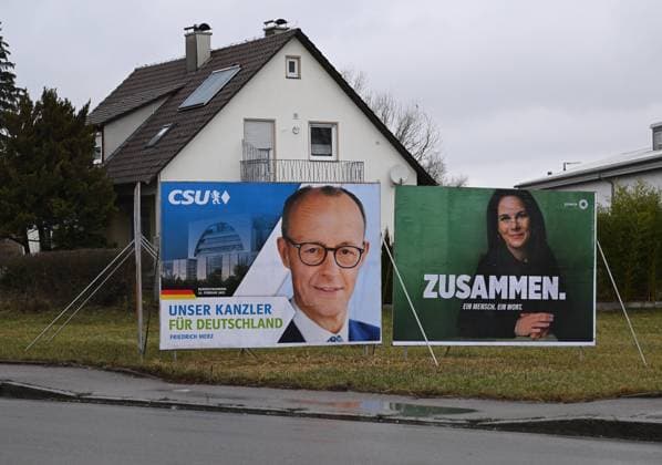 24.01.2025, xjrdrx, Politik Bundestagswahl 2025, Wahlplakate in Bayern v.l. Kanzlerkandidat Friedrich Merz auf einem Wahlplakat der CSU, Annalena Bearbock auf einem Wahlplakat der Grünen Bayern *** 24 01 2025, xjrdrx, Politik Bundestagswahl 2025, Election posters in Bavaria v l Chancellor candidate Friedrich Merz on a CSU election poster, Annalena Bearbock on a Bavarian Green Party election poster