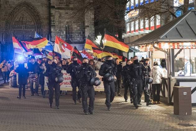 Bilder des Jahres 2025, News 01 Januar News Themen der Woche KW05 News Bilder des Tages 27.01.2025, Rechtsextreme Demo Gegendemo, Nürnberg: Zur montäglichen rechtsextremen Versammlung des Nürnberger selbsternannten Team Menschenrechte kamen am Abend ca. 150 Personen. Eine aus dem linken Spektrum organiserte Gegendemo sammelte sich mit etwa 400 Personen. Im Laufe des Abends versuchten die Gegendemonstrant:innen mehrfach auf die Aufzugsstrecke der Rechtsextremen zu gelangen. Um dies zu verhindern setzte die Polizei mehrfach den Schlagstock sowie Pfefferspray ein. Bayern Deutschland Rechtsextreme Demo _ Gegedemo Nürnberg 27.01.2025-09 *** 27 01 2025, Right-wing extremist demo counter-demo, Nuremberg Around 150 people attended Monday evenings right-wing extremist rally organized by Nurembergs self-proclaimed Team Menschenre