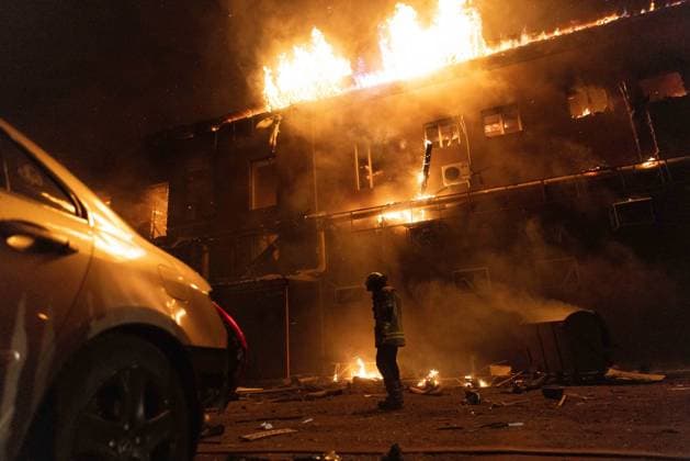 Bilder des Jahres 2025, News 01 Januar News Themen der Woche KW05 News Bilder des Tages January 28, 2025, Kharkiv, Kharkiv, Ukraine: Russians strike civilian enterprise in Kharkiv with drone. We have an arrival in the city. Preliminary - Kholodnohirskyi district. Fire at the scene. The strike hit the territory of a civilian enterprise in Novobavarskyi district. A large-scale fire at the scene of the impact. All relevant services are working..There is no information on the casualties at the moment. Mayor Terekhov Kharkiv Ukraine - ZUMAt164 20250128_zip_t164_002 Copyright: xYevhenxTitovx