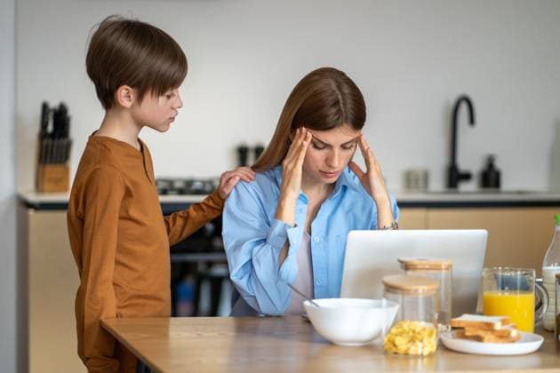 IMAGO Creative, Diversity, Mütter Besorgtes Kind Junge berührt Mutter sitzt am Küchentisch mit Laptop von Müdigkeit hält Schläfen Worried child boy calms down excited mother sitting at kitchen table with laptop from fatigue headache holding temples. Small son touch shoulder of depressed single mom pondering about money problems ,model released, Symbolfoto Copyright: xZoonar.com DmitriixMarchenkox 22695394 ,model released, Symbolfoto ,property released