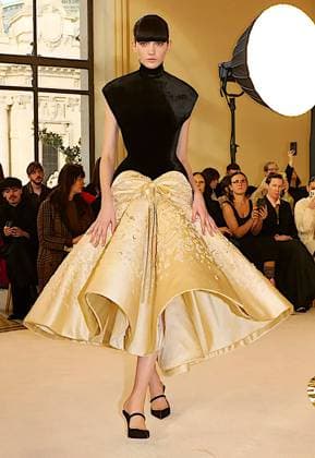 (250128) -- PARIS, Jan. 28, 2025 -- A model presents a creation by Schiaparelli during the Haute Couture Week Spring Summer 2025 in Paris, France, Jan. 27, 2025. ( Handout via Xinhua) FRANCE-PARIS-HAUTE COUTURE WEEK-FASHION SHOW-SCHIAPARELLI MeetEurope 