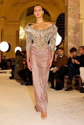 (250128) -- PARIS, Jan. 28, 2025 -- A model presents a creation by Schiaparelli during the Haute Couture Week Spring Summer 2025 in Paris, France, Jan. 27, 2025. ( Handout via Xinhua) FRANCE-PARIS-HAUTE COUTURE WEEK-FASHION SHOW-SCHIAPARELLI MeetEurope 