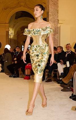 (250128) -- PARIS, Jan. 28, 2025 -- A model presents a creation by Schiaparelli during the Haute Couture Week Spring Summer 2025 in Paris, France, Jan. 27, 2025. ( Handout via Xinhua) FRANCE-PARIS-HAUTE COUTURE WEEK-FASHION SHOW-SCHIAPARELLI MeetEurope 