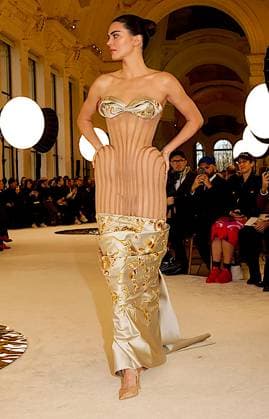 (250128) -- PARIS, Jan. 28, 2025 -- A model presents a creation by Schiaparelli during the Haute Couture Week Spring Summer 2025 in Paris, France, Jan. 27, 2025. ( Handout via Xinhua) FRANCE-PARIS-HAUTE COUTURE WEEK-FASHION SHOW-SCHIAPARELLI MeetEurope 