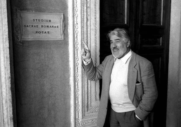 Archivbilder der Woche KW05 Mario Adorf ROME, ITALY - MARCH 10: The Swiss actor Mario Adorf iin front of the entry of the Sacra Ruota in the Building of the Cancelleria to Piazza della Cancelleria during a visit to Rome on March 10,1997 in Rome,Italy. Rome Lazio Italy Copyright: xStefanoxMontesix