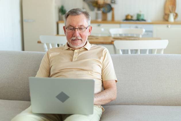 Zuversichtlich, stilvoll glücklich mittleren Alters Senior Mann mit Laptop zu Hause. Stilvolle ältere reifen 60er Jahre Bart Großvater sitzt auf der Couch Blick auf Computer-Bildschirm Tippen Chatten Lesen Schreiben von E-Mail. Zuversichtlich, stilvoll glücklich mittleren Alters Senior Mann mit Laptop zu Hause. Stilvolle ältere reifen 60er Jahre Bart Großvater sitzt auf der Couch Blick auf Computer-Bildschirm Tippen Chatten Lesen Schreiben von E-Mail. ,model released, Symbolfoto Copyright: xZoonar.com IuliiaxZavalishinax 22704938 ,model released, Symbolfoto ,property released